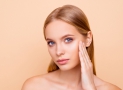 Tři metody pro péči o suché oblasti obličeje – peeling, sérum a olej
